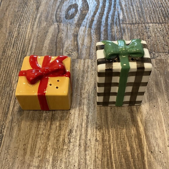 2/20 Hallmark Salt and Pepper set gifts presents 🎁 cute BNIB - Picture 2 of 9